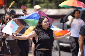 Les membres de la communauté ont effectué une marche pour commémorer et défendre les droits de la communauté LGBTIQ+. (Avec l'aimable autorisation de : Presse communautaire)