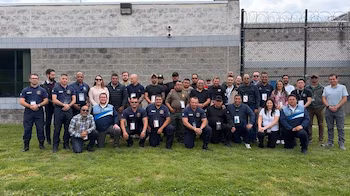 Une délégation officielle du Guatemala faisait partie des 28 équipes d’élite réunies au pénitencier de Virginie occidentale pour l’édition 2026 de la simulation d’émeute dans la prison (avec l’aimable autorisation de @usembassyguate).