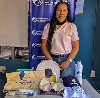 FUNDAHABLA a aidé Aracely Aquino à retrouver sa voix et l'a intégrée comme soutien à d'autres patients laryngectomisés au Salvador. (Photo avec l'aimable autorisation de FUNDAHABLA)