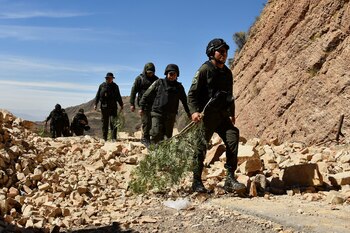 L'armée dégage une route à Cochabamba après la déclaration de l'état d'urgence. 20 juin 2026. (Reuters/Patricia Pinto