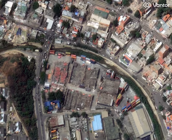 Une image satellite montre des entrepôts endommagés à La Guaira, Venezuela, le 25 juin 2026, à la suite de deux forts tremblements de terre Vantor/Handout via REUTERS