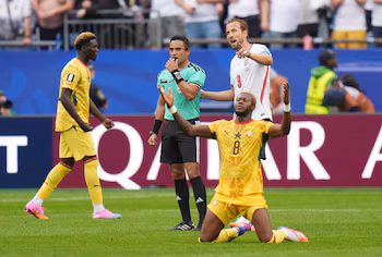 Football football - coupe du monde de la FIFA 2026 - Groupe L - Angleterre / Ghana - Boston Stadium, Foxborough, Massachusetts, États-Unis - 23 juin 2026 Kwasi Sibo, du Ghana, célèbre alors que Harry Kane, de l'Angleterre, parle à l'arbitre Said Martinez après le match IMAGNEZ LES IMAGES via Reuters/David Butler II