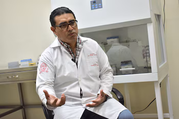 Entretien avec le Dr Carlos Ortega, de la Faculté de Médecine de l'Université du Salvador (UES).