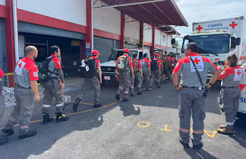 Des membres de la Croix-Rouge costaricaine se préparent à embarquer sur le vol humanitaire à destination du Venezuela à l'aéroport Juan Santamaría. Crédit : Croix-Rouge costaricienne