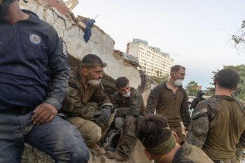 Voici comment les Marines américains travaillent parmi les décombres de La Guaira (SOUTHCOM via X)