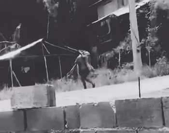Moment filmé par les membres de la communauté où l'agresseur a transporté le corps sans vie de la victime sur plusieurs mètres dans le secteur de Cuero Duro.