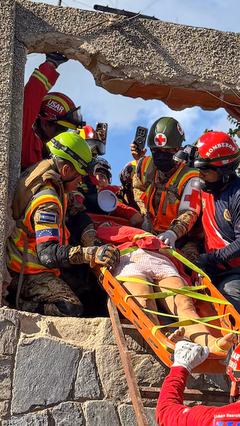 Les tremblements de terre de magnitudes 7,2 et 7,5 ont fait 1 430 morts, 3 238 blessés et 3 142 familles touchées à La Guaira, où les autorités ont déclaré la zone sinistrée et établi un contrôle militaire. (Photo : Attaché de presse de la présidence)