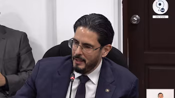 Le plan envisage un organe de coordination qui déplacera les dossiers, les actifs et les ressources vers la direction compétente de l'État, tandis que les litiges se poursuivront dans l'entité actuelle et que le Trésor ajustera les postes budgétaires (Capture d'écran de la diffusion en direct)