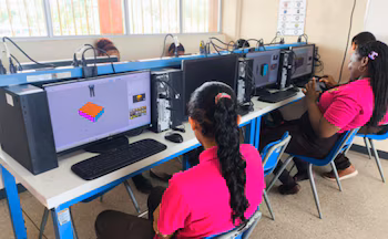 La stratégie vise à développer les compétences en sciences, technologies, ingénierie, arts et mathématiques, préparant ainsi les étudiants aux défis du 21e siècle. Avec l'aimable autorisation : INTEL