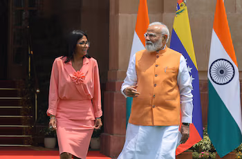 Le Premier ministre indien Narendra Modi (à droite) s'entretient avec le président par intérim du Venezuela, Delcy Rodríguez (à gauche), avant leur rencontre à la Maison d'Hyderabad à New Delhi, en Inde, le 4 juin 2026 (EFE/EPA/RAJAT GUPTA)