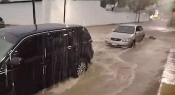 Les autorités ont exhorté la population à éviter de traverser les rivières, les ruisseaux et les zones inondées, en raison du risque de crues soudaines provoquées par les pluies. (Photo : Réseaux sociaux / capture vidéo)