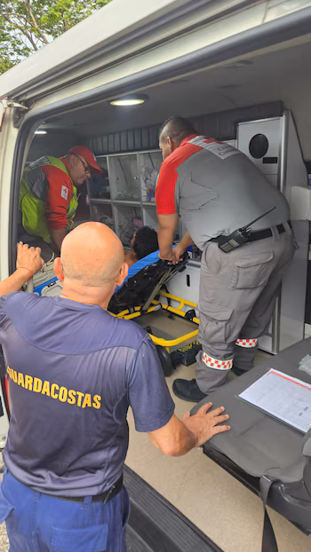 La Garde côtière a confirmé qu'Abraham Ríos a été intercepté par un bateau de patrouille à Flamingo après l'alerte d'un autre navire et a été hospitalisé pour déshydratation (Photo fournie par le CRC)