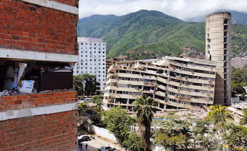 Une image prise par un drone montre des bâtiments détruits par les tremblements de terre à La Guaira, au Venezuela, le 28 juin 2026 (Reuters)