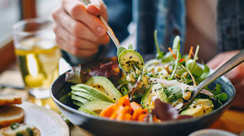 une personne mange une assiette de salade d'avocat - (Illustrative Image Infobae)