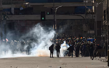 Des manifestants des syndicats miniers affrontent les forces de police alors qu'ils protestent contre le gouvernement du président bolivien Rodrigo Paz (REUTERS/Claudia Morales)