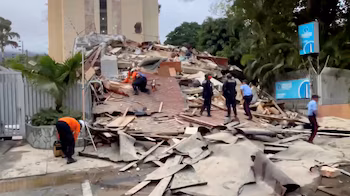 Les services d'urgence travaillent sur le site d'un bâtiment effondré à la suite du fort tremblement de terre qui a frappé le centre-nord du Venezuela mercredi après-midi, à Caracas, au Venezuela, le 24 juin 2026, dans cette capture d'écran d'une vidéo. Télévision REUTERS/via REUTERS
