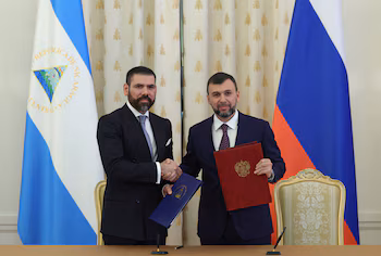 Laureano Ortega Murillo, Représentant spécial du régime nicaraguayen pour la coopération avec la Russie, serre la main avec Denis Pushilin, chef nommé par Moscou des parties sous contrôle russe de la région de Donetsk, lors d'une cérémonie de signature d'un accord de coopération à Moscou, Russie, le 22 septembre 2025. REUTERS/Evgenia Novozhenina/Pool