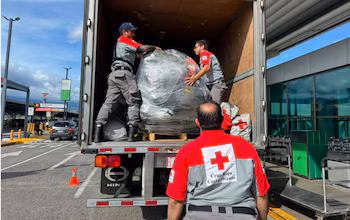 La distribution irrégulière de nourriture et de fournitures génère des tensions parmi les personnes touchées à La Guaira et Caracas (Crédit : Croix-Rouge costaricienne)