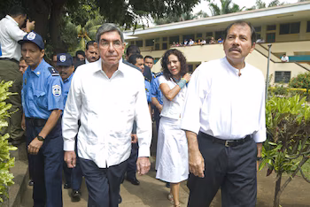 Photographie d'archives montrant le président du Nicaragua, Daniel Ortega (d), et l'ancien président du Costa Rica Óscar Arias (i) /. (EFE/Mario López)
