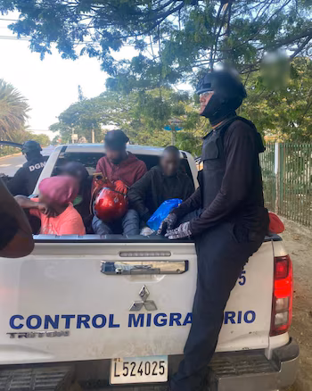 L'Armée dominicaine, le CESFRONT et la Police nationale ont collaboré à l'arrestation et à la remise des immigrants sans papiers aux autorités de l'immigration. (Autorisation : Direction générale des migrations)