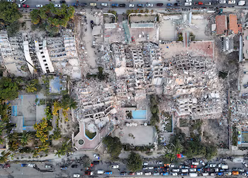 Une image prise par un drone montre des bâtiments détruits par les tremblements de terre de La Guaira (REUTERS)