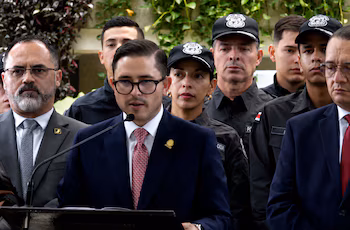 Gabriel Aguilar, ministre de la Justice, a indiqué que les vêtements seront confectionnés par des femmes incarcérées du centre pénitentiaire El Buen Pastor, avec le soutien technique de l'INA. Crédit : Transmission Présidence de la République