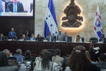 La prestation de serment a eu lieu dans une atmosphère de tension politique au sein de la chambre législative. Antonio Rivera Callejas a exhorté les nouveaux membres du CNE à faire avancer les réformes électorales en cours. (Photo : Congrès national du Honduras)