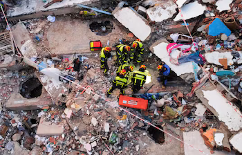 Image prise depuis un drone des membres d'une équipe de secours slovaque participant aux efforts de sauvetage sur le site où un bâtiment du complexe résidentiel gouvernemental « Misión Vivienda » s'est effondré, après les tremblements de terre du 24 juin, à Los Cocos, dans l'État de La Guaira, au Venezuela, le 1er juillet 2026. (REUTERS/Leonardo Fernández Viloria)
