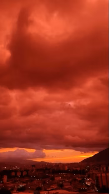 Le ciel vénézuélien est devenu rouge intense au coucher du soleil sur Caracas
