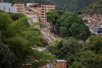 Le bâtiment de l'école Agustiniano San Judas Tadeo qui s'est effondré sans laisser de morts, neuf jours après les tremblements de terre de magnitude 7,2 et 7,5 qui ont fait au moins 2.645 morts, ce vendredi à Caracas (Venezuela) (EFE/ Rayner Peña)