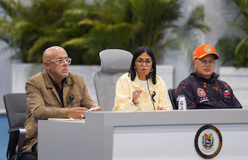 Le président par intérim du Venezuela, Delcy Rodriguez, s'adresse aux médias à la suite des tremblements de terre qui ont secoué le pays le 24 juin, à Caracas, au Venezuela, le 2 juillet 2026. REUTERS/Marian Carrasquero