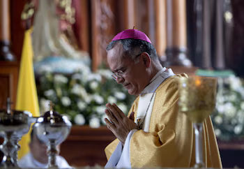 Photographie d'archive dans laquelle l'évêque auxiliaire de Managua, Mgr Silvio Báez, l'un des prêtres catholiques que le régime de Daniel Ortega a dénationalisés et classés comme ennemis du pays, a été enregistré lors d'une persécution de l'Église catholique nicaraguayenne. EFE/Jorge Torres
