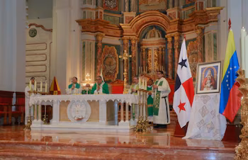 Panaméens et Vénézuéliens se sont rendus à la Cathédrale métropolitaine pour prier ensemble pour ceux qui ont perdu la vie, les blessés, les familles touchées et tous ceux qui ont été touchés par le récent tremblement de terre. (Courtoisie)