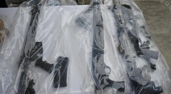 La police a saisi des armes, des munitions, du matériel tactique et des vêtements militaires lors des perquisitions. (PHOTO : Processus HN)