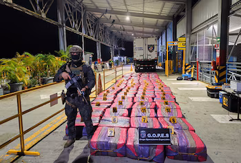 Les équipes de la police antidrogue comptent et pèsent les stupéfiants dans les installations de Golfito. Crédit : MSP