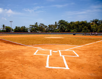 La rénovation du terrain de jeu municipal de Samaná comprenait des terrains de jeu rénovés, des tribunes couvertes, un éclairage nocturne, une clôture périphérique et des travaux de peinture. (Photo fournie par la Présidence de la République Dominicaine)