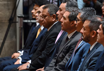 Le premier cabinet de Rodrigo Paz, en sa possession à La Paz, en Bolivie, le 9 novembre 2025 (REUTERS/Claudia Morales)