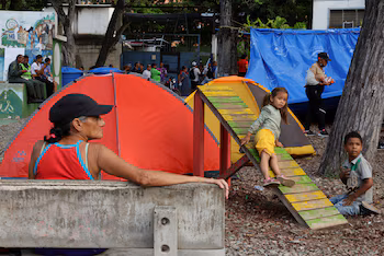 Plus de 20 000 personnes se trouvent dans des camps, la plupart installées dans des écoles et lycées de La Guaira et de Caracas. REUTERS/Gaby Oraa