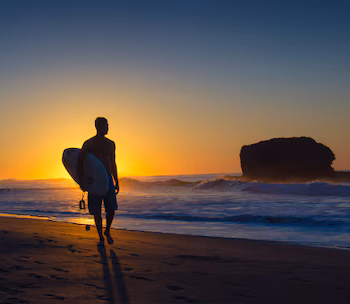 Playa El Tunco, La Libertad : Reconnue internationalement pour la consistance de ses vagues, cette côte du Salvador est la destination idéale pour les passionnés de surf et les amoureux de couchers de soleil dorés (Autorisation : MITUR).