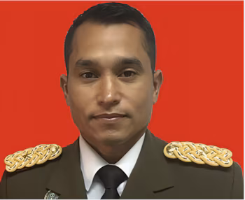 Portrait d'un homme vêtu d'un uniforme militaire vert olive, d'une chemise blanche et d'une cravate noire, avec des tresses dorées sur les épaules