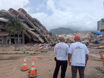 Le personnel MSF évalue la dévastation à La Guaira. Plusieurs membres de l'équipe ont également perdu leur maison lors du tremblement de terre, mais ils continuent de travailler pour aider les autres personnes touchées (Photo : avec l'aimable autorisation de MSF pour Infobae)