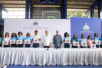 Le gouvernement a annoncé à Samaná des progrès sur le campus de l'UASD, une nouvelle école à Las Terrenas, la toiture de l'école primaire José Gabriel García et l'équipement de plus de 300 laboratoires. (Photo fournie par la Présidence de la République Dominicaine)