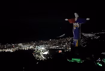 Une image prise depuis un drone montre une projection sur la statue du Christ Rédempteur en hommage aux victimes des tremblements de terre qui ont frappé le Venezuela le 24 juin, à Rio de Janeiro (Brésil), le 2 juillet 2026 (REUTERS/Ricardo Moraes)
