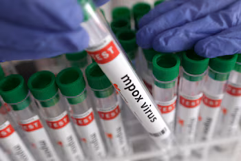 Les autorités ont déterminé que ce nouveau cas avait une relation épidémiologique avec la deuxième infection confirmée cette année. REUTERS/Dado Ruvic/Illustration/Photo d'archives