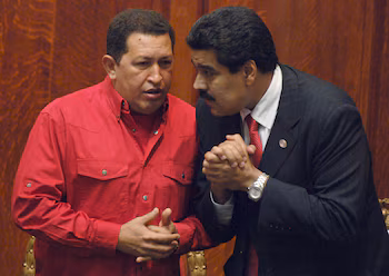 L'ancien dictateur du Venezuela, Hugo Chávez, alors qu'il s'adressait à sa gauche avec le ministre des Affaires étrangères de l'époque, Nicolás Maduro, à Montevideo, en Uruguay, le 18 décembre 2007 (AP/Matilde Campodónico, File)