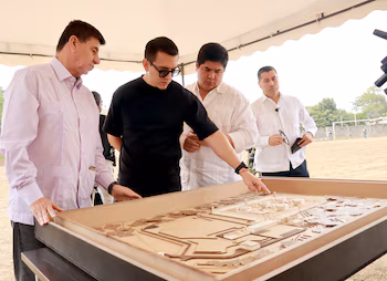 Photographie fournie par la Présidence de l'Équateur du président équatorien, Daniel Noboa (c), observant une maquette d'une prison ce vendredi, à Santa Elena (Équateur). EFE/Présidence de l'Équateur