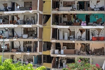 Un bâtiment endommagé dans le quartier de Playa Grande, dans l'État de la Guaira, au Venezuela, le 1er juillet 2026, à la suite des deux tremblements de terre du 24 juin. MIGUEL MEDINA/Pool via REUTERS