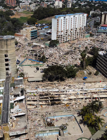 Image aérienne de la zone dévastée de La Guaira, où les habitants restent parmi les ruines après le double tremblement de terre (Reuters)