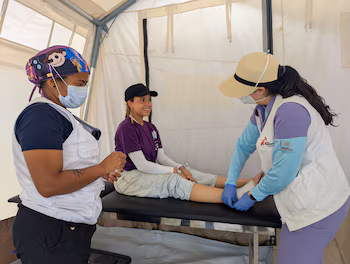 Le Dr Gloria s'occupe de Samira, 21 ans, dans une clinique mobile MSF à Playa Verde, Maiquetía. Spaett a déclaré que ces cliniques incluent des soins médicaux et un soutien psychologique pour les survivants (Photo : avec l'aimable autorisation de MSF pour Infobae).