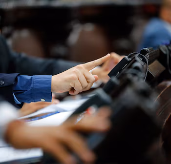Le gouvernement de Bernardo Arévalo a tenté d'empêcher la simultanéité des interpellations avec un recours au Tribunal Constitutionnel pour éviter qu'elles n'affectent l'Exécutif.